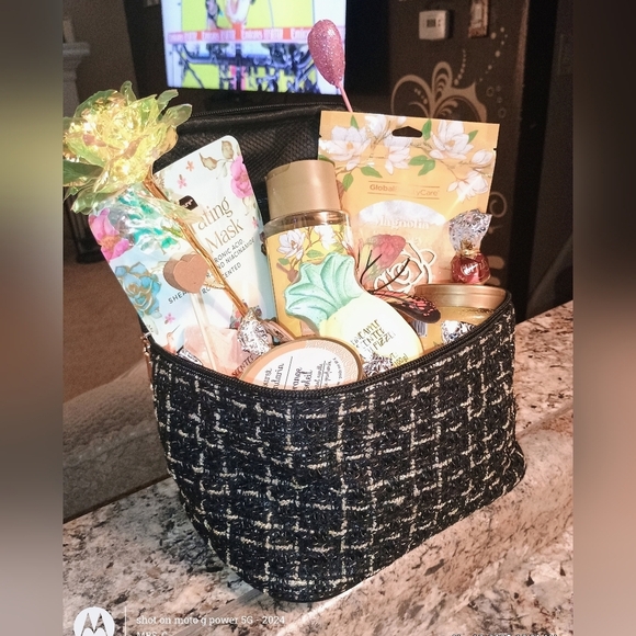 Luxury Custom Pamper Me Spa Women's Gift Basket - Picture 6 of 15